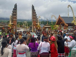 Bali Sepekan: Peresmian Besakih-Tersendatnya Proyek Tol Gilimanuk-Mengwi