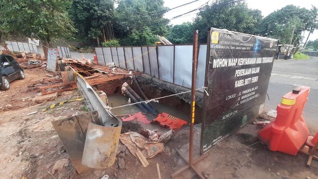Mobil terperosok lubang galian di Jalan Margasatwa Jaksel dievakuasi (Ilham-detikcom)