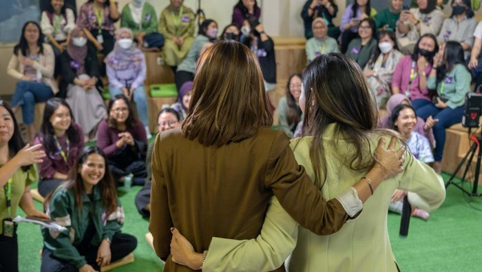 Beragam cara dilakukan untuk memperingati hari perempuan internasional. Salah satunya adalah dengan berdiskusi dan saling tukar pikiran sesama wanita-wanita hebat.

Lemonilo mengundang Najwa Shihab sebagai tamu kejutan dalam acara jamuan makan malam bersama para pegawai perempuan yang ada diperusahaan tersebut. Turut hadir founder dan CEO Lemonilo, Shinta Nurfauzia.