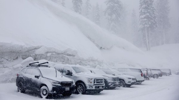 Bukan hanya bangunan, salju juga menimbun kendaraan yang parkir di daerah itu. Wilayah Sierra Nevada bagian timur saat ini telah memegang rekor 243 persen hujan salju untuk tahun ini.