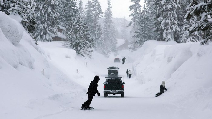 Ngerinya Badai Salju di California, Motel Nyaris Terkubur MAMMOTH LAKES, CALIFORNIA - MARCH 11: A snowboarder shares a snow-covered road with cars, lined by snowbanks piled up from current and previous storms, as snow continues to fall in the Sierra Nevada mountains in the wake of an atmospheric river event, on March 11, 2023 in Mammoth Lakes, California. Flooding washed away roads and breached a levee in parts of Northern and Central California due to runoff from the stateβs 10th atmospheric river storm. The eastern Sierra Nevada currently is holding 243 percent of its regular snowpack for this time of the year. President Joe Biden has approved Governor Gavin Newsomβs presidential emergency request in response to recent storms impacting California. (Photo by Mario Tama/Getty Images)