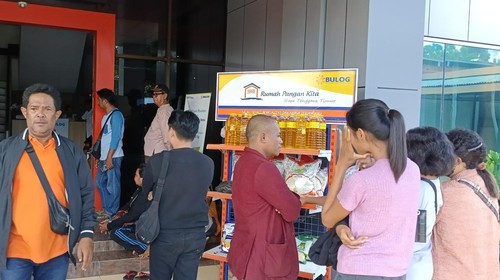 Warga Kota Kupang, NTT antre membeli sembako di kantor Bulog, Senin (13/3/2023).