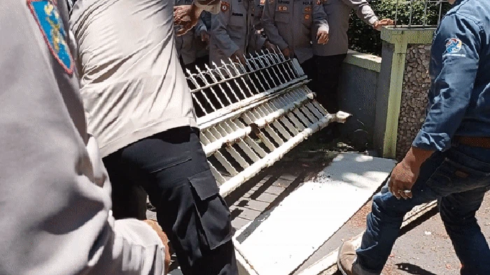 Pagar Perhutani yang roboh oleh demonstran