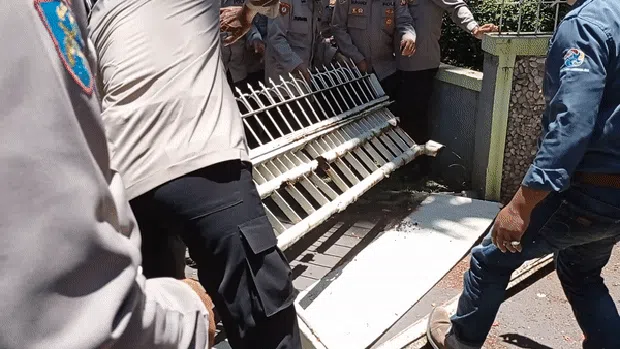 Pagar Perhutani yang roboh oleh demonstran