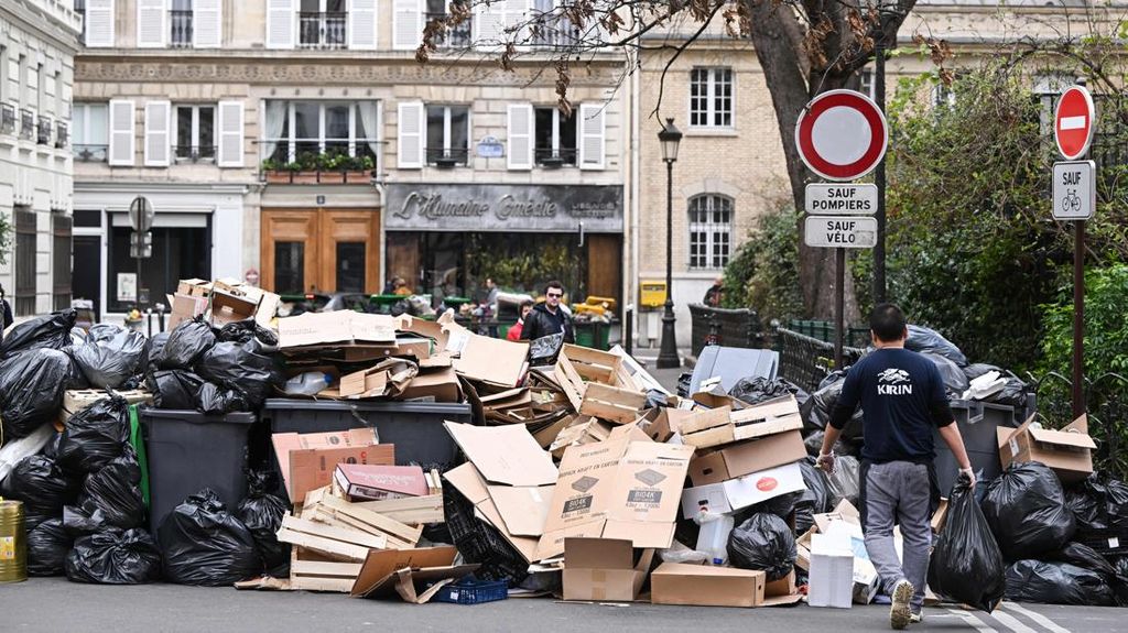 Penampakan Sampah di Kota Paris Gegara Petugas Mogok Kerja