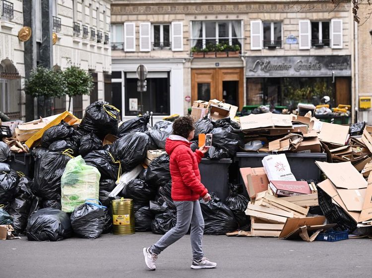 Duh, Aksi Mogok Pekerja Bikin Sampah Menumpuk di Kota Paris