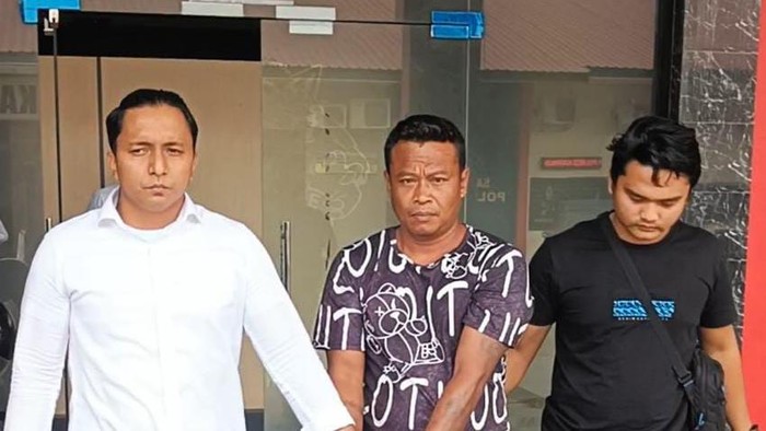 Pelaku EK (42) saat diamankan satreskrim Polres Karimun. (Foto: Istimewa)