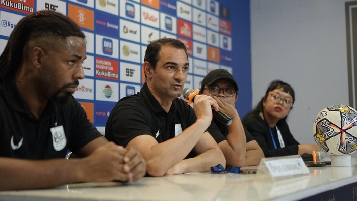 Pelatih PSIS Gilbert Agius (memegang mic).