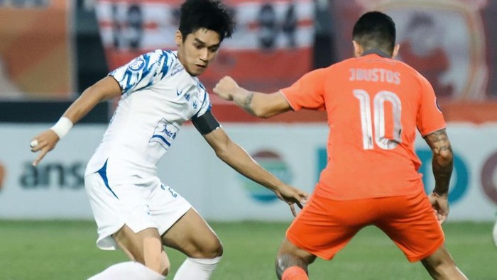 Pemain PSIS Semarang, Septian David Maulana mendapat kawalan pemain Borneo FC dalam laga pekan 30 Liga 1 di Stadion Segiri Samarinda, Minggu (12/3/2023).