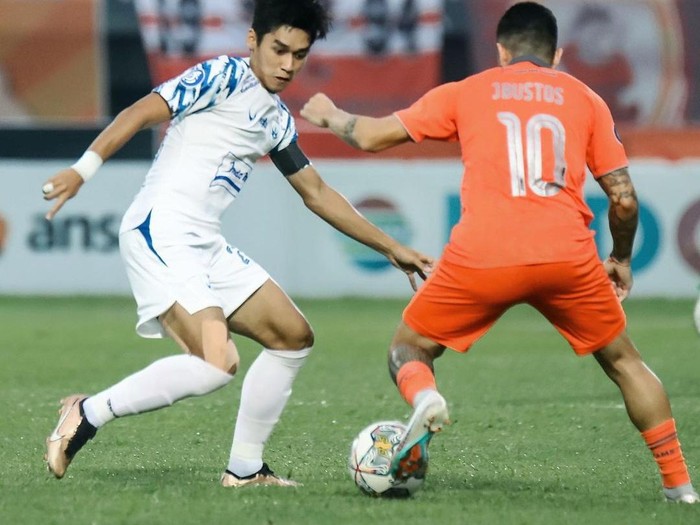 Pemain PSIS Semarang, Septian David Maulana mendapat kawalan pemain Borneo FC dalam laga pekan 30 Liga 1 di Stadion Segiri Samarinda, Minggu (12/3/2023).