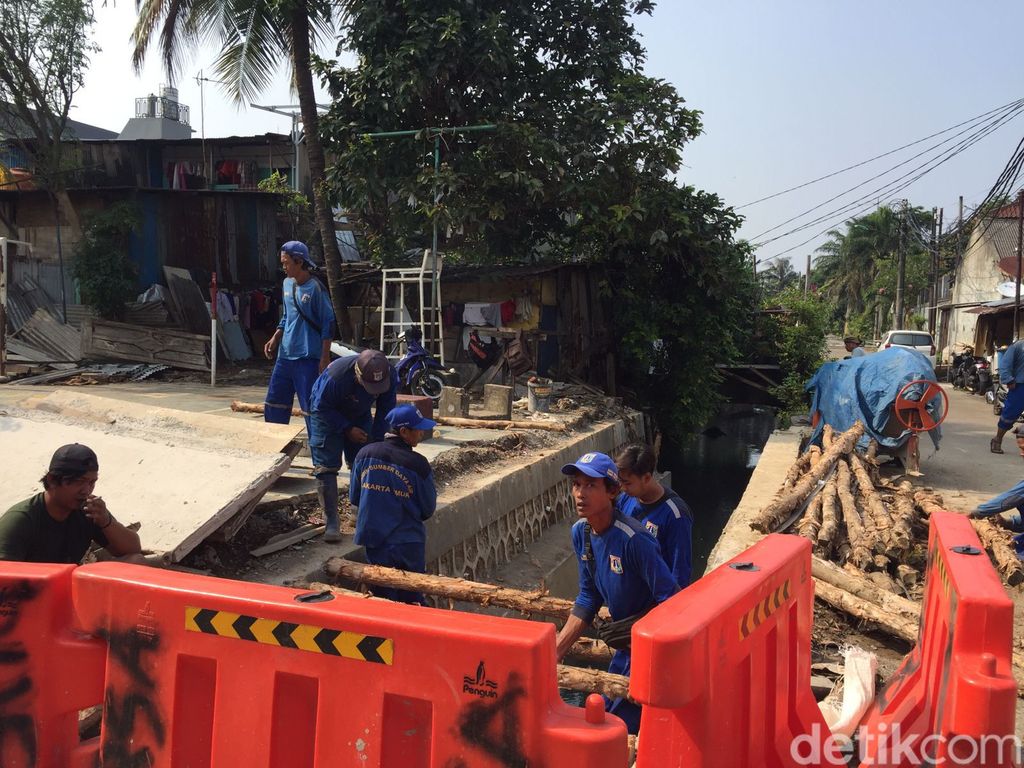 Pembangunan got antibanjir Jl Buluh Perindu, Pondok Bambu, Jakarta Timur, 13 Maret 2023. (Fathia Nabila Qonita/detikcom)
