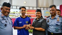 Wali Kota Bandung Yana Mulyana memberikan KTP kepada perwakilan warga binaan di Lapas Kelas II A Banceuy, Bandung, Jawa Barat, Senin (13/3/2023).