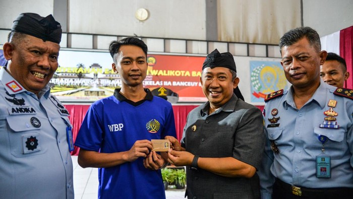 Pemkot Bandung Berikan 53 KTP Kepada Warga Binaan Lapas Petugas menunjukkan KTP warga binaan di Lapas Kelas II A Banceuy, Bandung, Jawa Barat, Senin (13/3/2023). Pemerintah Kota Bandung menyerahkan 53 identitas kependudukan berupa Kartu Tanda Penduduk (KTP) bagi warga binaan Lapas Kelas II A Banceuy guna memberikan pelayanan kepada semua kalangan masyarakat serta agar warga binaan dapat mengikuti Pemilu 2024 mendatang.