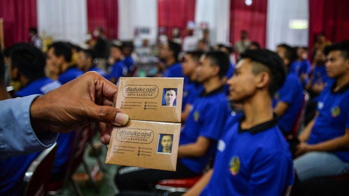 Pemkot Bandung Berikan 53 KTP Kepada Warga Binaan Lapas Petugas menunjukkan KTP warga binaan di Lapas Kelas II A Banceuy, Bandung, Jawa Barat, Senin (13/3/2023). Pemerintah Kota Bandung menyerahkan 53 identitas kependudukan berupa Kartu Tanda Penduduk (KTP) bagi warga binaan Lapas Kelas II A Banceuy guna memberikan pelayanan kepada semua kalangan masyarakat serta agar warga binaan dapat mengikuti Pemilu 2024 mendatang.