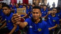 Warga binaan menunjukkan KTP usai di serahkan oleh Wali Kota Bandung Yana Mulyana di Lapas Kelas II A Banceuy, Bandung, Jawa Barat.