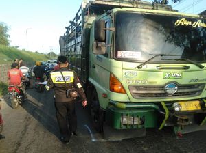 Pemotor Kediri Tewas Terlindas Truk di Jombang Usai Terjang Jalan Berlubang