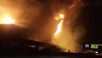 Api berkobar membakar sebuah pabrik di Daejeon, Korea Selatan, Minggu (12/3/2023) waktu setempat.