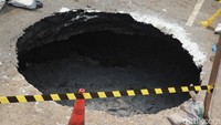 Jalan ambles tersebut membentuk sebuah lubang. Kedalaman lubang cukup dalam.  