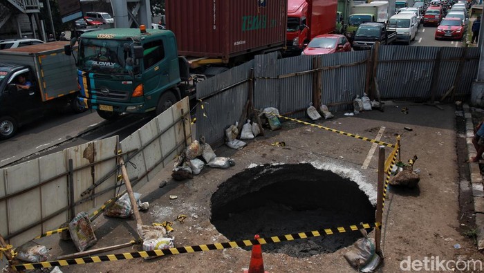 Jalan Raya Daan Mogot, Jakarta Barat, ambles. Akibatnya, lalu lintas mengarah ke Cengkareng, Jakarta Barat, macet. Jalan ambles itu tepatnya di dekat flyover turunan Pesing. Lalu lintas di lokasi hanya bisa dilalui 1 jalur saja, Senin (13/3/2023).