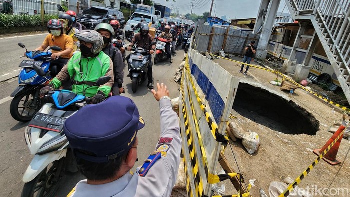 Jalan Raya Daan Mogot, Jakarta Barat, ambles. Akibatnya, lalu lintas mengarah ke Cengkareng, Jakarta Barat, macet. Jalan ambles itu tepatnya di dekat flyover turunan Pesing. Lalu lintas di lokasi hanya bisa dilalui 1 jalur saja, Senin (13/3/2023).