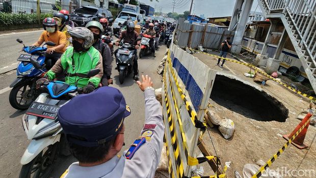 Jalan Raya Daan Mogot, Jakarta Barat, ambles. Akibatnya, lalu lintas mengarah ke Cengkareng, Jakarta Barat, macet. Jalan ambles itu tepatnya di dekat flyover turunan Pesing. Lalu lintas di lokasi hanya bisa dilalui 1 jalur saja, Senin (13/3/2023).