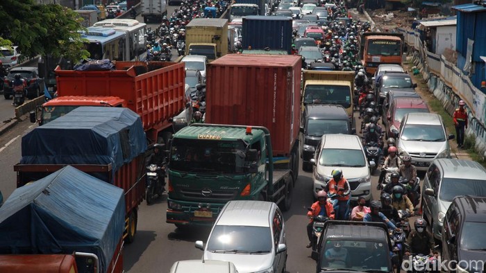Penampakan Lubang Besar di Jalan Daan Mogot yang Bikin Macet Jalan Raya Daan Mogot, Jakarta Barat, ambles. Akibatnya, lalu lintas mengarah ke Cengkareng, Jakarta Barat, macet. Jalan ambles itu tepatnya di dekat flyover turunan Pesing. Lalu lintas di lokasi hanya bisa dilalui 1 jalur saja, Senin (13/3/2023).