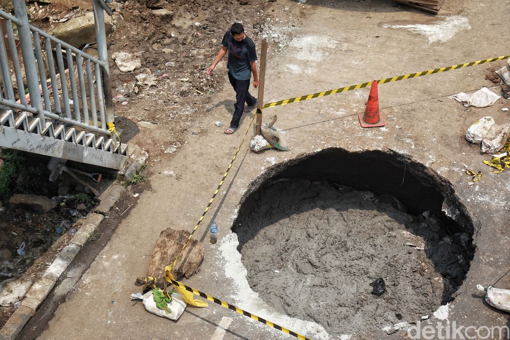 Jalan Raya Daan Mogot, Jakarta Barat, ambles. Akibatnya, lalu lintas mengarah ke Cengkareng, Jakarta Barat, macet. Jalan ambles itu tepatnya di dekat flyover turunan Pesing. Lalu lintas di lokasi hanya bisa dilalui 1 jalur saja, Senin (13/3/2023).