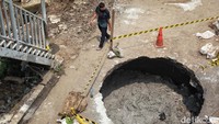 Pantauan detikcom, hingga pukul 11.00 WIB, lokasi lubang amblas tersebut masih belum mendapat perbaikan jalan.  