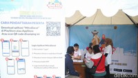 Warga mendatangi posko mudik gratis di Terminal Kayuringin, Kota Bekasi, Senin (13/3/2023). Kementerian Perhubungan (Kemenhub) kembali mengadakan mudik gratis angkutan Lebaran tahun 2023.
