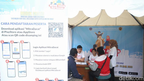 Warga mendatangi posko mudik gratis di Terminal Kayuringin, Kota Bekasi, Senin (13/3/2023). Kementerian Perhubungan (Kemenhub) kembali mengadakan mudik gratis angkutan Lebaran tahun 2023. Warga mendatangi posko mudik gratis di Terminal Kayuringin, Kota Bekasi, Senin (13/3/2023). Kementerian Perhubungan (Kemenhub) kembali mengadakan mudik gratis angkutan Lebaran tahun 2023.
