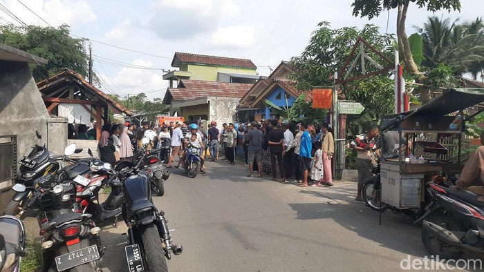 Seorang pensiunan polisi ditemukan tewas di gorong-gorong Tasikmalaya. Korban ditemukan pada Minggu, 12 Maret 2023 di gorong-gorong tidak jauh dari rumahnya.