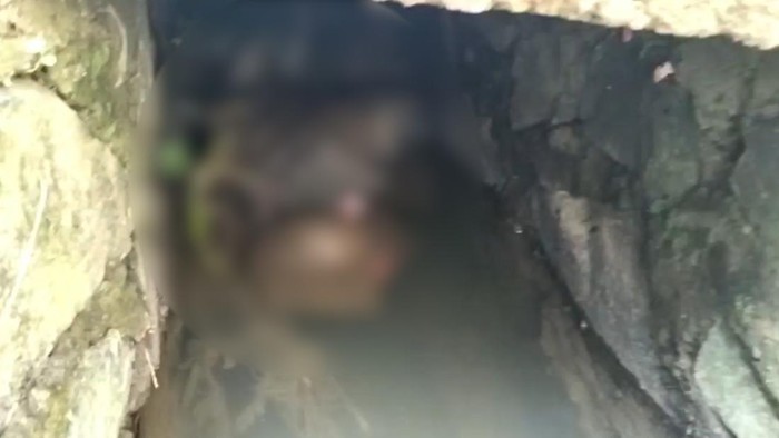 Seorang pensiunan polisi ditemukan tewas di gorong-gorong Tasikmalaya. Korban ditemukan pada Minggu, 12 Maret 2023 di gorong-gorong tidak jauh dari rumahnya.