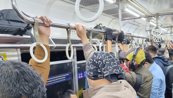 Penumpang KRL tujuan Bogor merasa kepanasan, Senin (13/3/2023) malam. Jendela gerbong pun sampai dibuka.