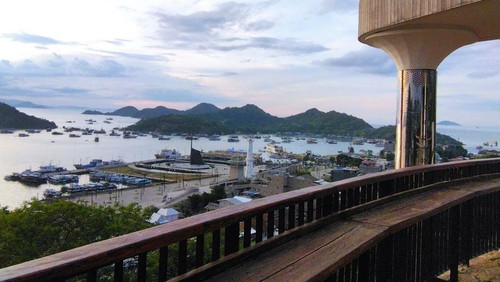 Kawasan perairan Labuan Bajo dilihat dari Puncak Waringin.