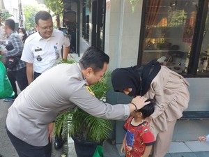 Polisi di Jaksel Kunjungi Anak Penderita Stunting