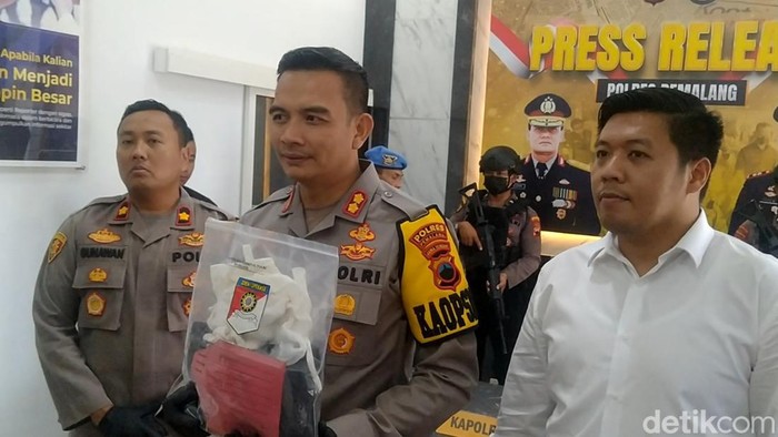 Polisi menunjukkan barang bukti kasus ayah banting bayi hingga tewas di Pemalang, Senin (13/3/2023).
