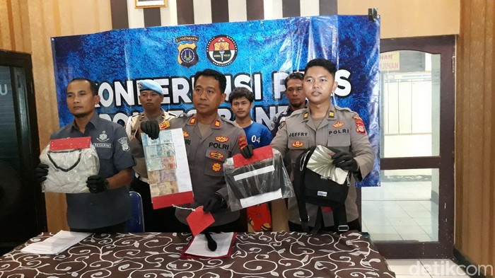 Polisi menunjukkan barang bukti pencurian yang terjadi di kawasan wisata Parangtritis, Bantul, Senin (13/3/2023).