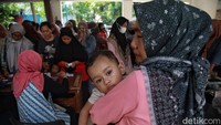 Antrean warga ini berasal dari Kecamatan Pesanggrahan.