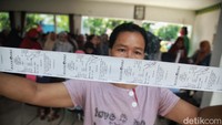 Saat ini warga yang berhak melakukan pembayaran terlebih dahulu, sementara paket sembakonya akan diberikan besok.
