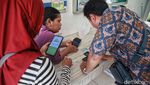 Lihat Lagi Antrean Belanja Sembako Bersubsidi di RPTRA Manunggal Lihat Lagi Antrean Belanja Sembako Bersubsidi di RPTRA Manunggal