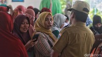 Terlihat warga mengantre hingga bagian luar bangunan di RPTRA tersebut.