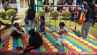 Anak-anak terlihat bermain di arena permainan yang ada di RPTRA Manunggal.  