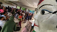Warga mengantre pembelian paket pangan bersubsidi di RPTRA Manunggal, Pesanggrahan, Senin (13/3/2023).