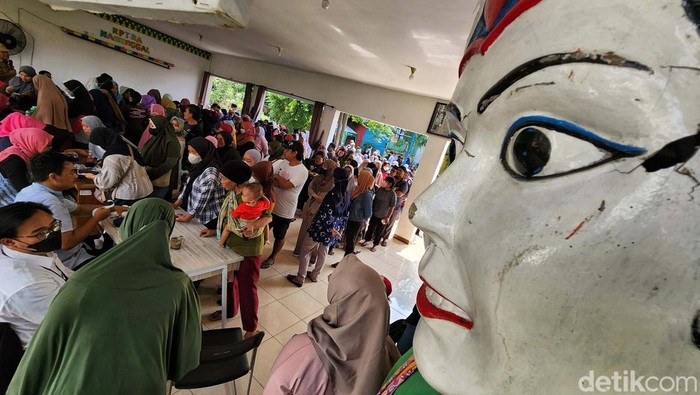 Penjualan paket sembako bersubsidi dilakukan RPTRA Manunggal, Pesanggrahan, Jakarta. Begini antreannya.