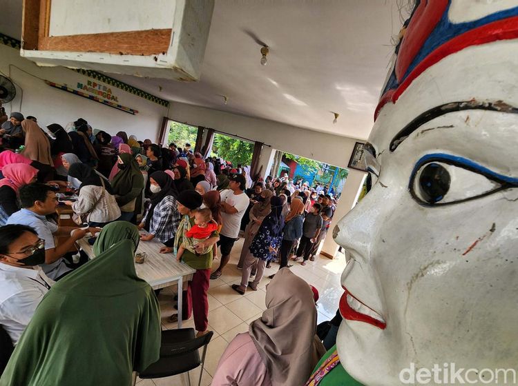 Lihat Lagi Antrean Belanja Sembako Bersubsidi di RPTRA Manunggal