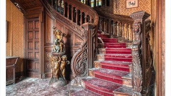 Tangga dengan gelaran karpet merah di rumah mewah yang sudah tak terurus di Italia. Foto: Boredpanda/Twitter/ALex Menn