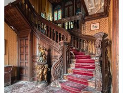 Potret Bangunan Terbengkalai, Seram dan Misterius