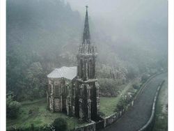 Potret Bangunan Terbengkalai, Seram dan Misterius