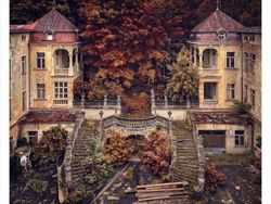 Potret Bangunan Terbengkalai, Seram dan Misterius