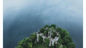 Kastil di Irlandia yang tak tersentuh manusia. Foto: Boredpanda/Twitter/ALex Menn